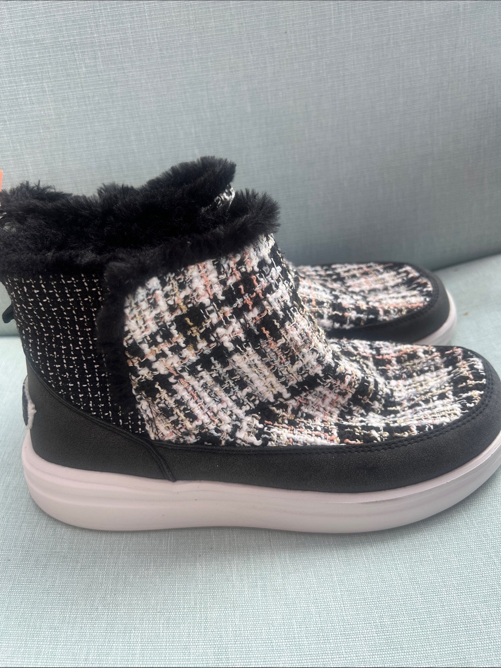 Like new 8/Euro 39 Hey Dude Women's Black Tweed Faux-Fur Winter Ankle Boot
